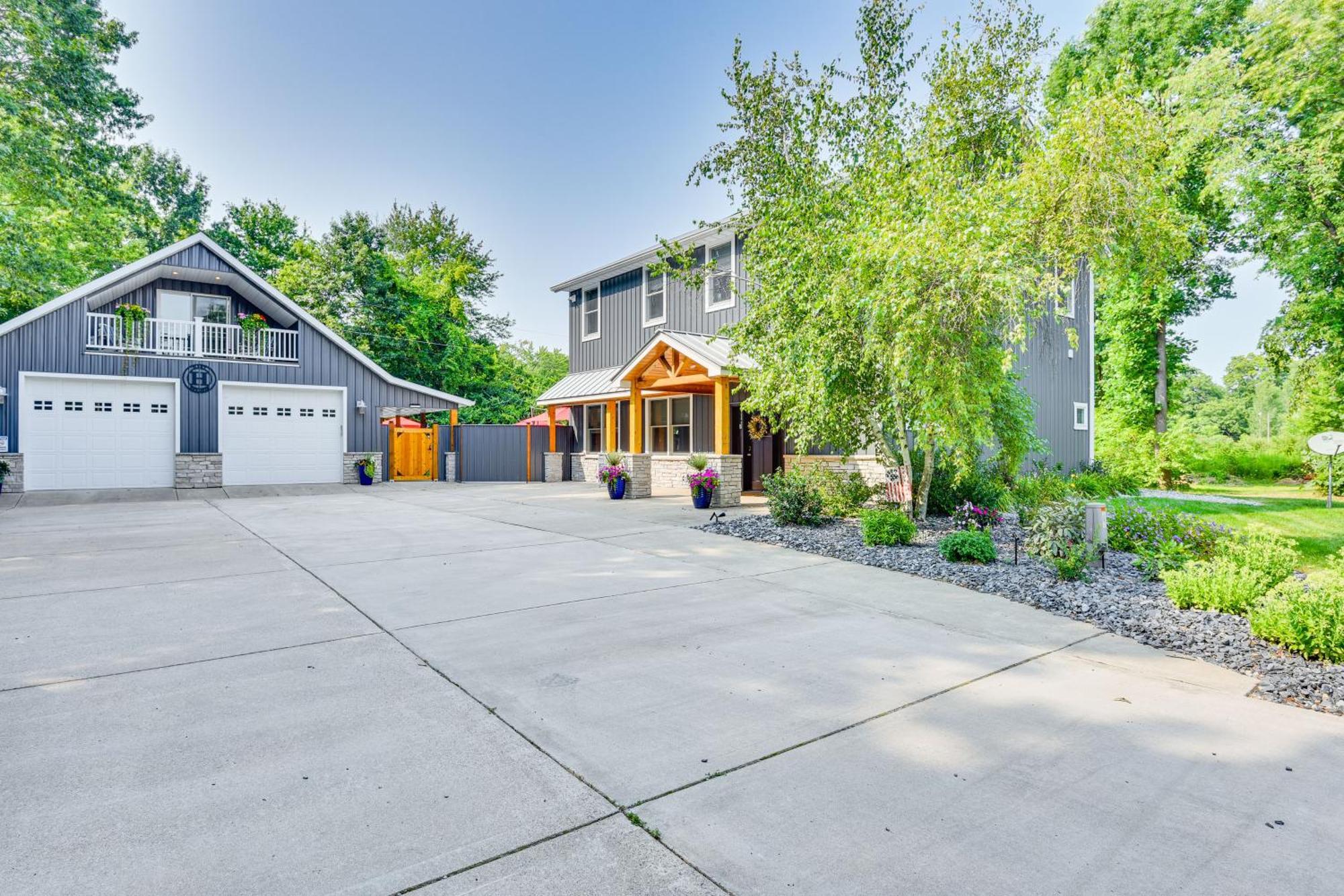 Benton Harbor Apt With Balcony And Shared Fire Pit Kültér fotó